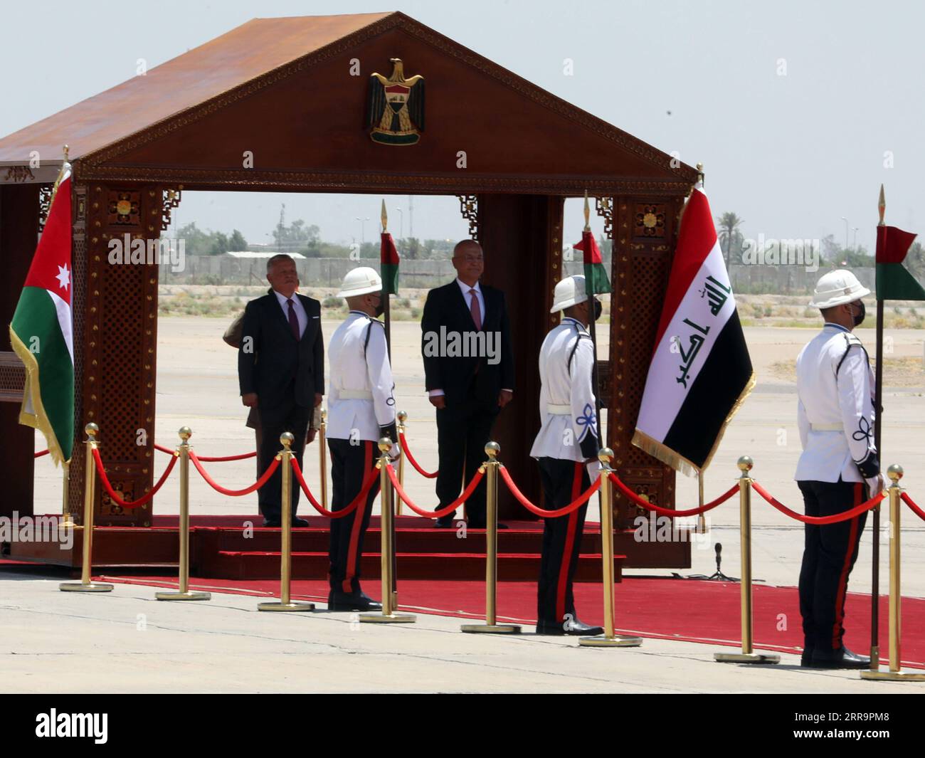 210627 -- BAGDAD, 27. Juni 2021 -- irakischer Präsident Barham Salih empfängt jordanischen König Abdullah II. Am 27. Juni 2021 auf dem Bagdad International Airport in Bagdad, Irak. IRAK-BAGDAD-JORDANIEN-ÄGYPTEN-DIPLOMATIE KhalilxDawood PUBLICATIONxNOTxINxCHN Stockfoto