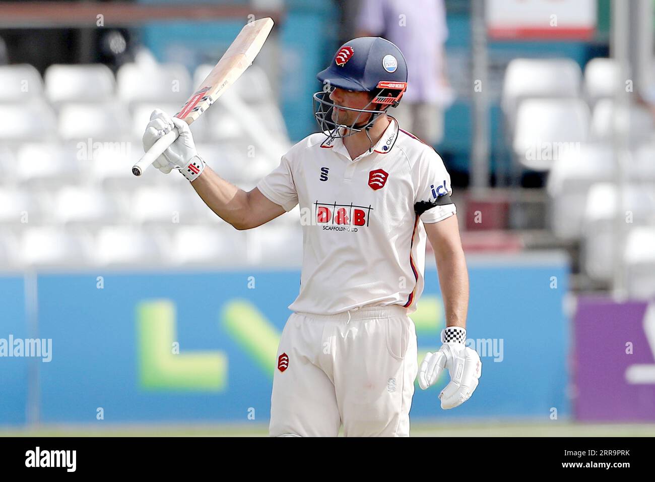 Sir Alastair Cook of Essex legt seinen Schläger hoch, um zu feiern, dass er während des Essex CCC vs Middlesex CCC, LV Insurance County Championship Division, seine 50 erreicht hat Stockfoto