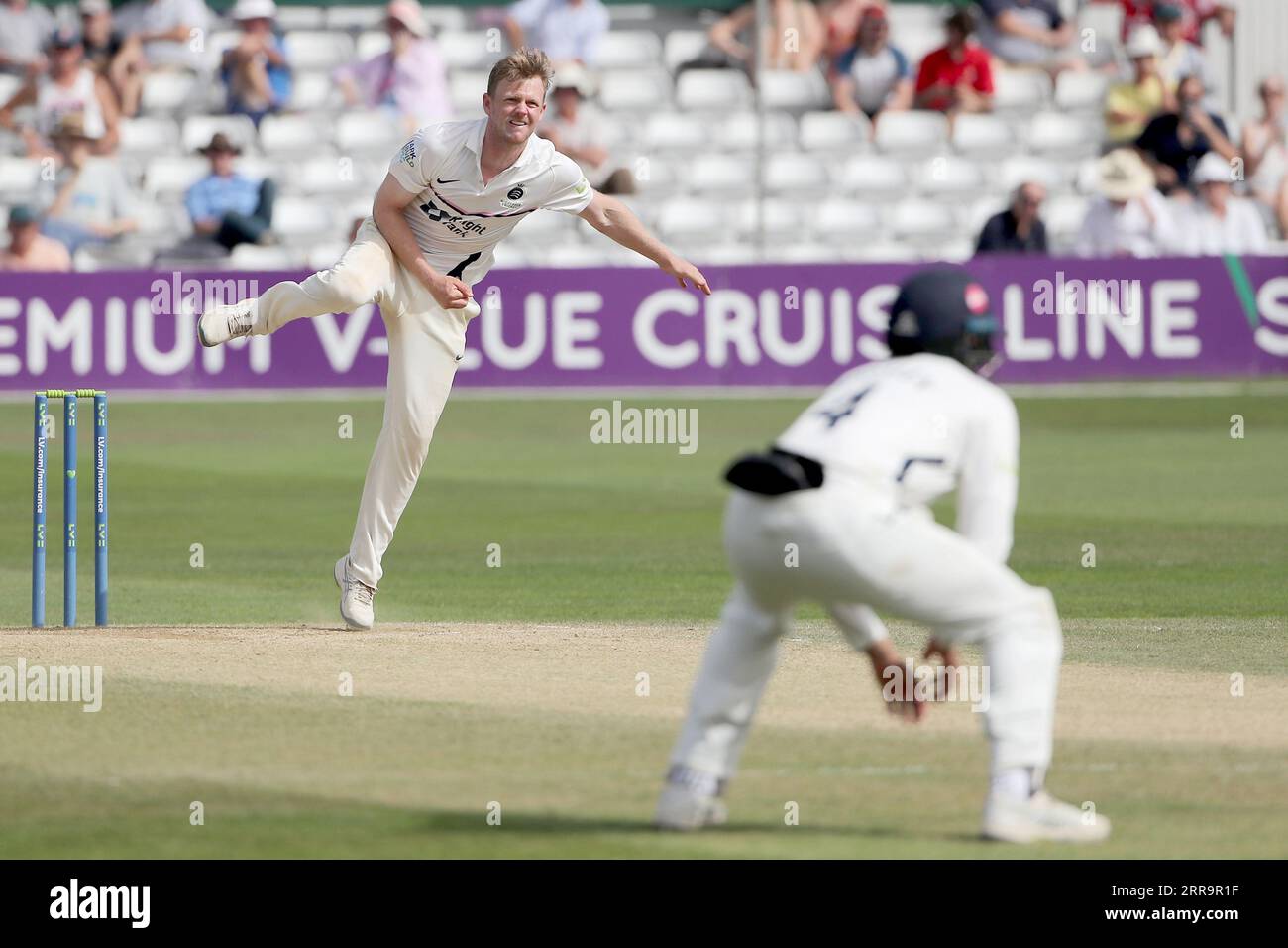 Sam Robson in der Bowlingbahn für Middlesex während Essex CCC vs Middlesex CCC, LV Insurance County Championship Division 1 Cricket im Cloud County Stockfoto
