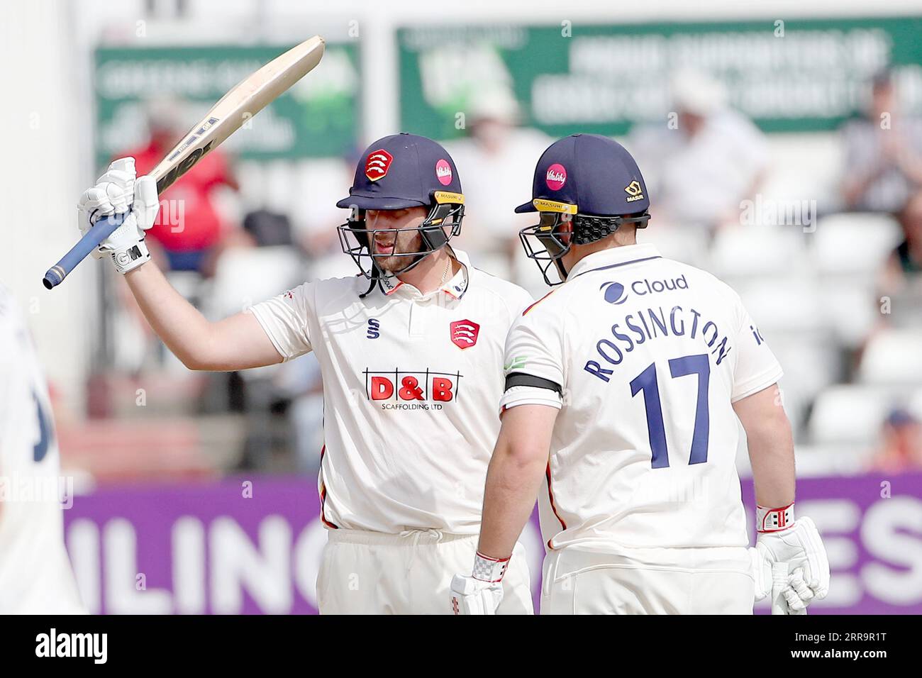 Matt Critchley von Essex legt seinen Schläger hoch, um zu feiern, dass er während des Essex CCC vs Middlesex CCC, LV Insurance County Championship Division 1, seine fünfzig erreicht hat Stockfoto