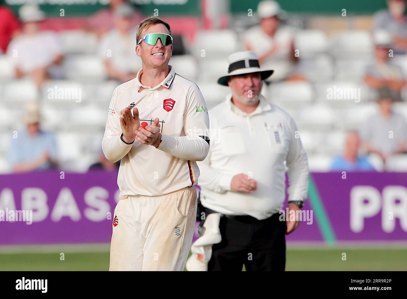 Simon Harmer aus Essex feiert den Sieg über Luke Hollman während des Essex CCC gegen Middlesex CCC, LV Insurance County Championship Division 1 Cric Stockfoto