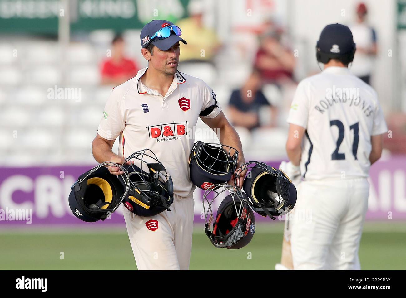 Sir Alastair Cook of Essex trägt fünf Helme für die Nahfeldspieler während Essex CCC vs Middlesex CCC, LV Insurance County Championship Division 1 Stockfoto