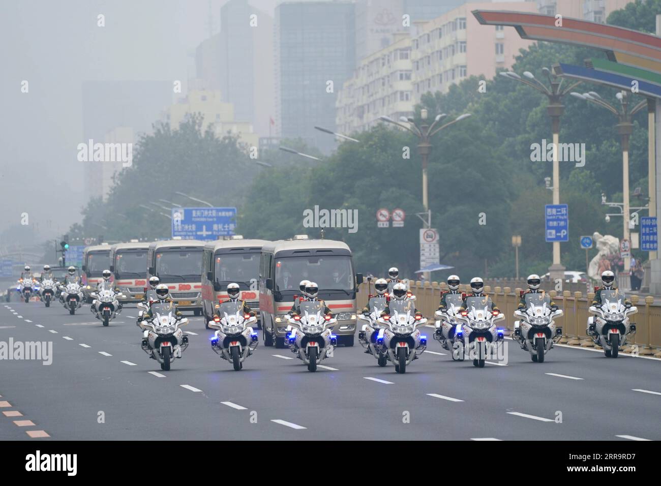 210629 -- PEKING, 29. Juni 2021 -- die Autokolonne, die Empfänger der 1. Juli-Medaille trägt, wird von Motorradbegleitern auf dem Weg zur Großen Halle des Volkes in Peking, Hauptstadt von China, 29. Juni 2021 begleitet. Am Dienstagmorgen wird eine Zeremonie stattfinden, um die 1. Juli-Medaille, die höchste Auszeichnung in der Kommunistischen Partei Chinas, erstmals an herausragende Parteimitglieder zu vergeben. Die Zeremonie findet in der Großen Halle des Volkes in Peking statt. CHINA-PEKING-JULI 1 MEDAILLE CN XingxGuangli PUBLICATIONxNOTxINxCHN Stockfoto