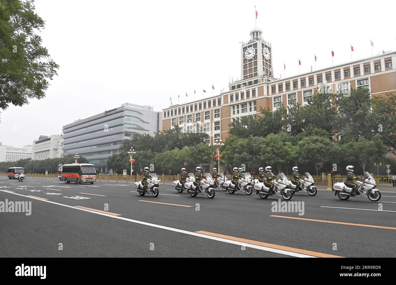 210629 -- PEKING, 29. Juni 2021 -- die Autokolonne, die Empfänger der 1. Juli-Medaille trägt, wird von Motorradbegleitern auf dem Weg zur Großen Halle des Volkes in Peking, Hauptstadt von China, 29. Juni 2021 begleitet. Am Dienstagmorgen wird eine Zeremonie stattfinden, um die 1. Juli-Medaille, die höchste Auszeichnung in der Kommunistischen Partei Chinas, erstmals an herausragende Parteimitglieder zu vergeben. Die Zeremonie findet in der Großen Halle des Volkes in Peking statt. CHINA-PEKING-JULI 1 MEDAILLE CN JinxLiangkuai PUBLICATIONxNOTxINxCHN Stockfoto