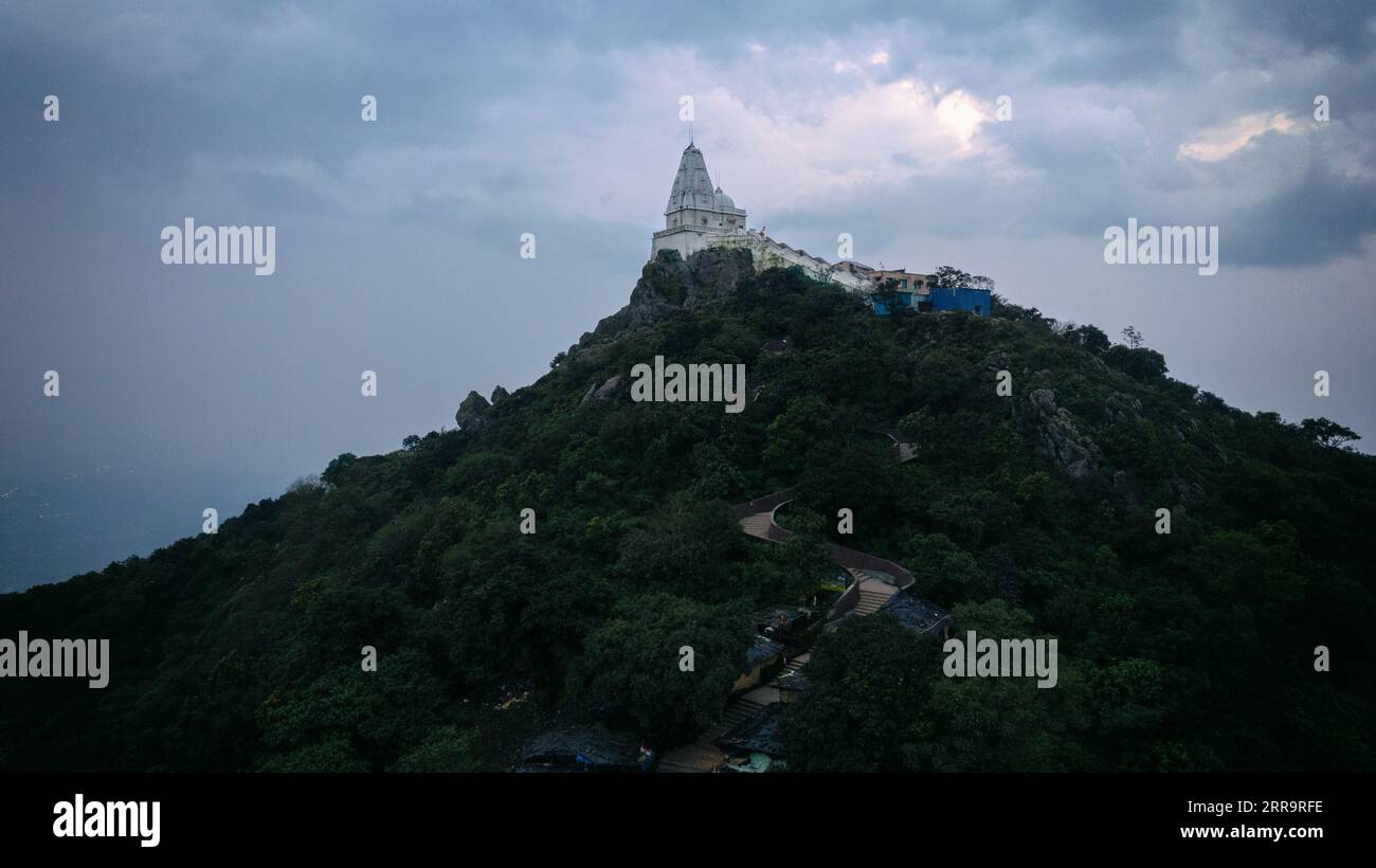 Parasnath Hills, Giridih, Jharkhand, Indien – Blick auf den Shikharji jain Tempel in der Gegend von Parasnath Hill. Dieser Tempel ist bei den Jain-Anhängern beliebt Stockfoto