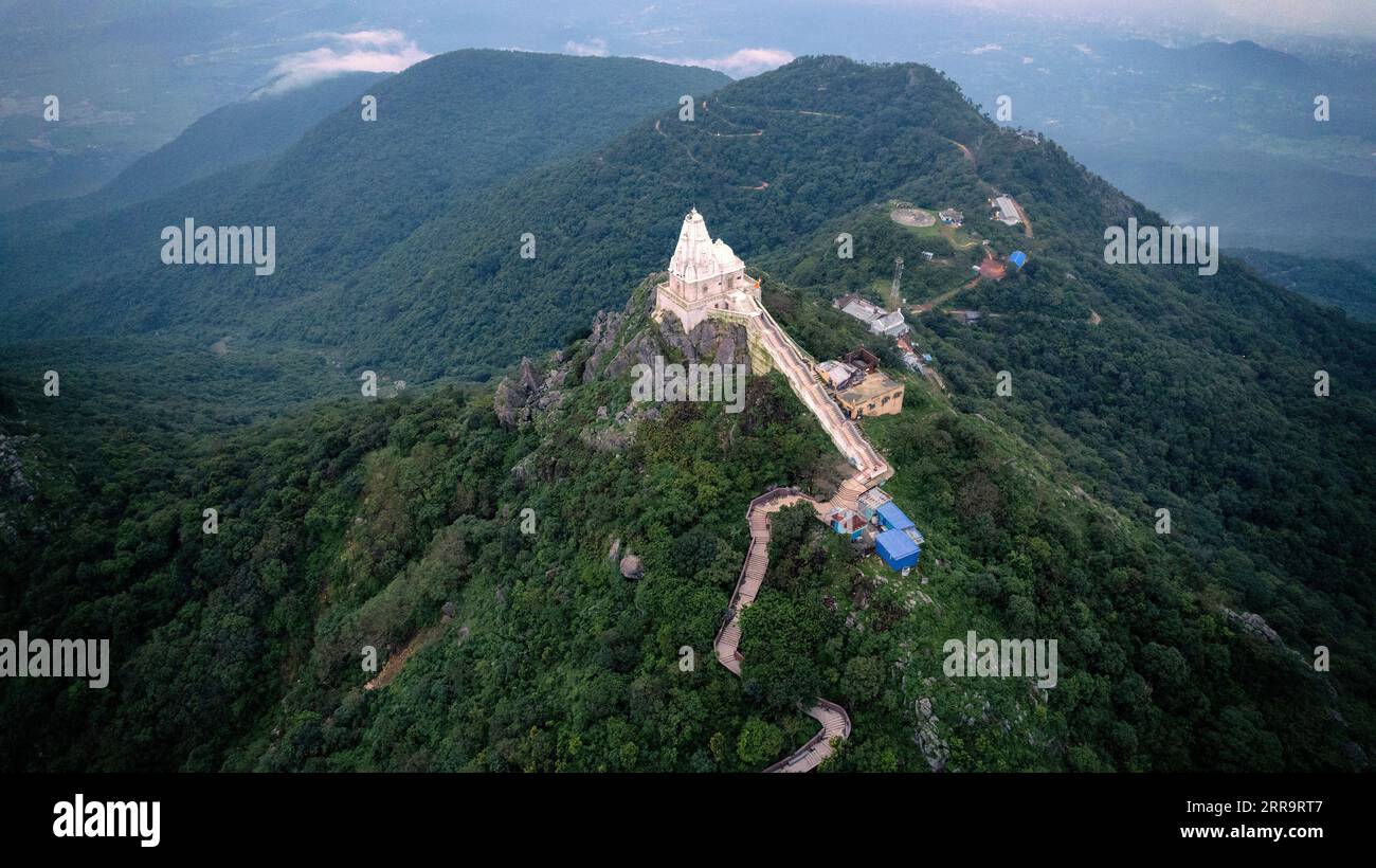 Parasnath Hills, Giridih, Jharkhand, Indien – Blick auf den Shikharji jain Tempel in der Gegend von Parasnath Hill. Dieser Tempel ist bei den Jain-Anhängern beliebt Stockfoto