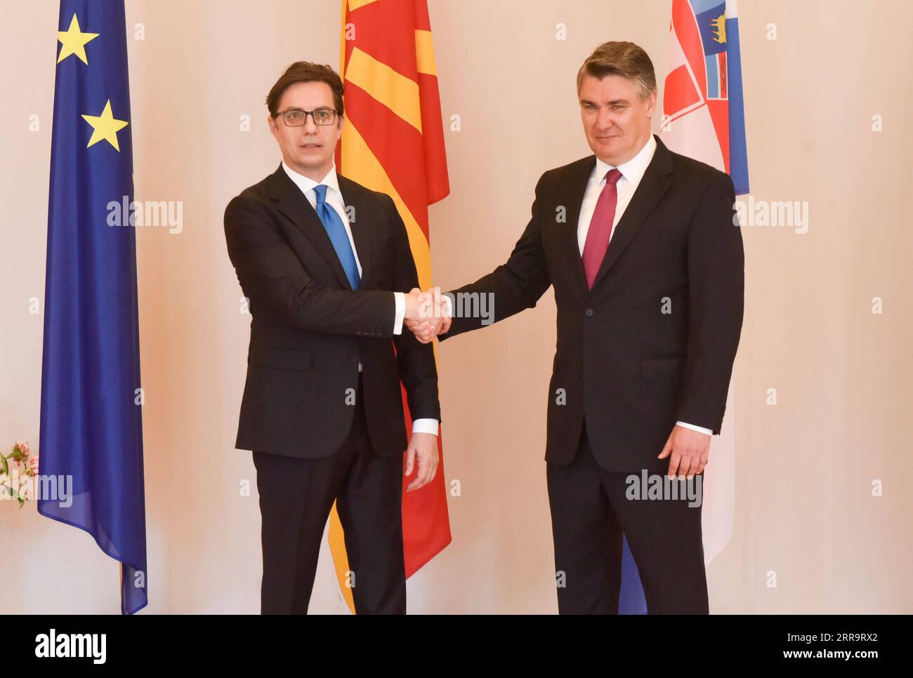 210630 -- ZAGREB, 30. Juni 2021 -- der kroatische Präsident Zoran Milanovic R reißt die Hand und besucht den Präsidenten Nordmazedoniens, Stevo Pendarovski, während seines Treffens in Zagreb, Kroatien, am 30. Juni 2021. Kroatien bekräftigte am Mittwoch seine Unterstützung für die europäische Integration Nordmazedoniens. Via Xinhua KROATIEN-ZAGREB-NORDMAZEDONIEN-PRÄSIDENT-BESUCH DavorinxVisnjic/Pixsell PUBLICATIONxNOTxINxCHN Stockfoto