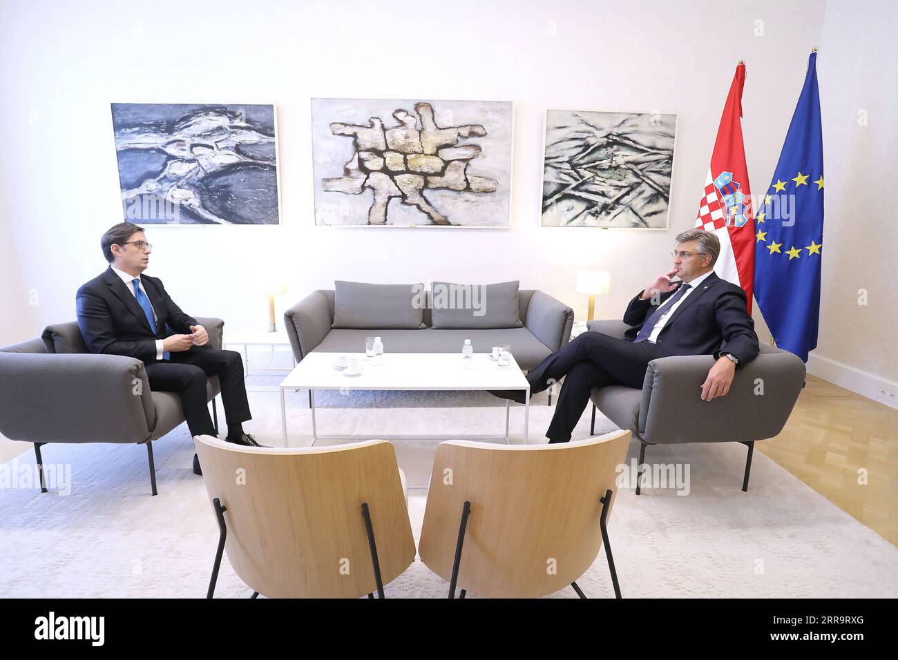 210630 -- ZAGREB, 30. Juni 2021 -- der kroatische Premierminister Andrej Plenkovic R trifft sich am 30. Juni 2021 mit dem nordmazedonischen Präsidenten Stevo Pendarovski in Zagreb, Kroatien. Kroatien bekräftigte am Mittwoch seine Unterstützung für die europäische Integration Nordmazedoniens. Via Xinhua KROATIEN-ZAGREB-NORDMAZEDONIEN-PRÄSIDENT-BESUCH PatrikxMacek/Pixsell PUBLICATIONxNOTxINxCHN Stockfoto