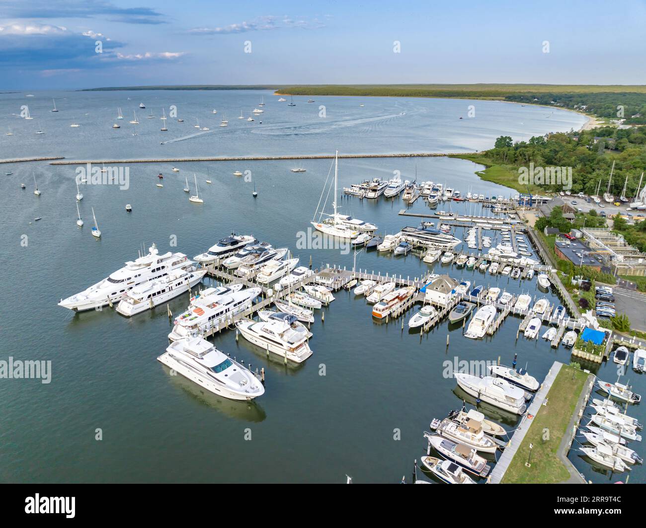 Luftaufnahme von Yachten und Booten am Dock im Hafen von sag, ny Stockfoto