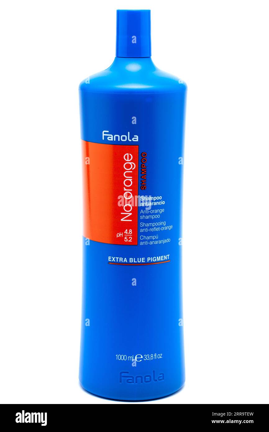 Eine 1-Liter-Plastikflasche Fanola Extra Blue Pigment Shampoo, um nach dem Absterben die orange Färbung im Haar zu verstärken Stockfoto