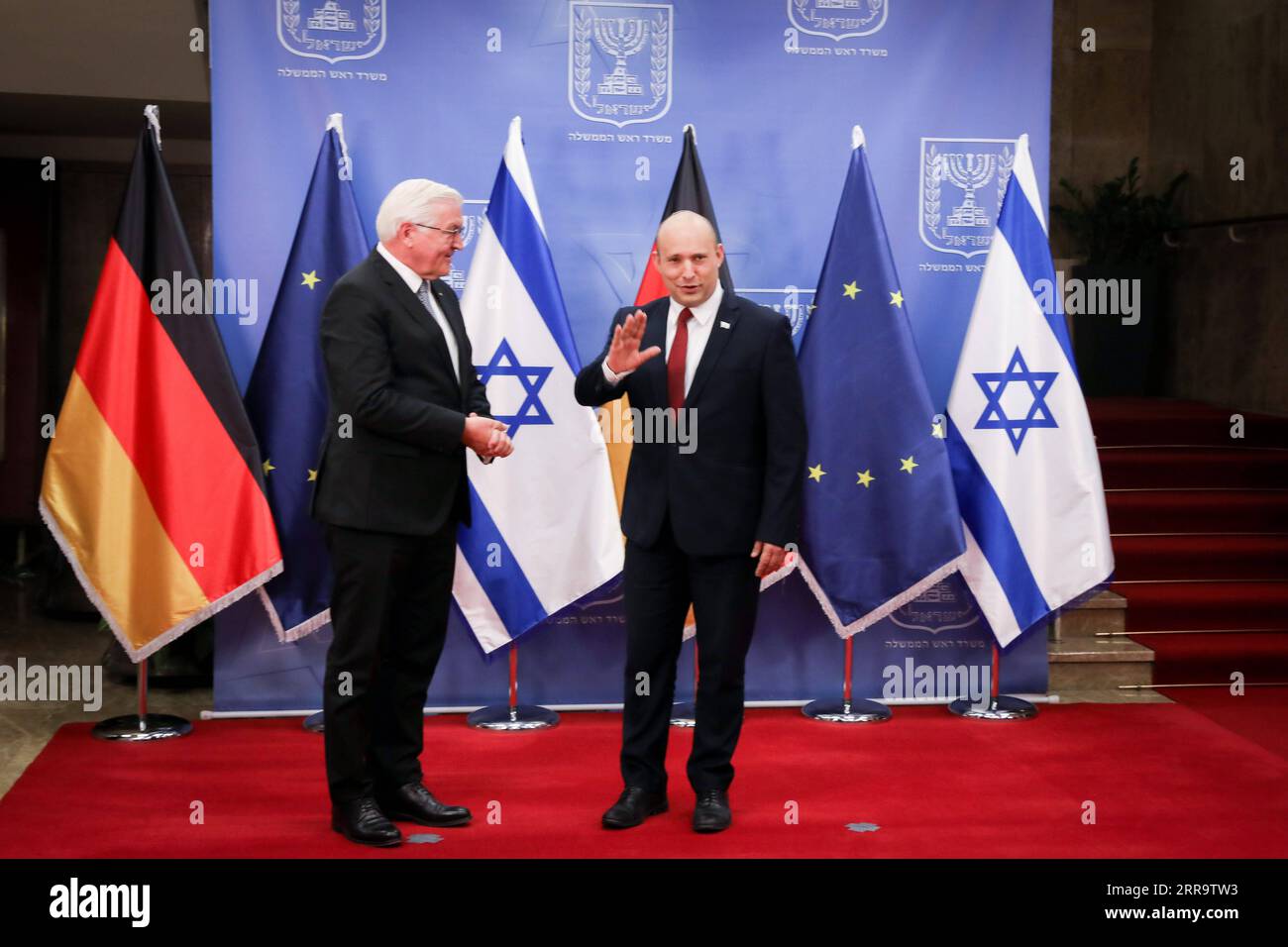 210701 -- JERUSALEM, 1. Juli 2021 -- der israelische Premierminister Naftali Bennett R trifft sich am 1. Juli 2021 in Jerusalem mit dem deutschen Präsidenten Frank-Walter Steinmeier. Bennett sagte am Donnerstag, dass Israel entschlossen sei, den Iran während eines Treffens mit Steinmeier an nuklearen militärischen Fähigkeiten zu hindern. Via Xinhua MIDEAST-JERUSALEM-ISRAELISCHER Ministerpräsident-DEUTSCHER PRÄSIDENT-TREFFEN OlivierxFitoussi/JINI PUBLICATIONxNOTxINxCHN Stockfoto 210701 -- JERUSALEM, 1. Juli 2021 -- der israelische Premierminister Naftali Bennett R trifft sich am 1. Juli 2021 in Jerusalem mit dem deutschen Präsidenten Frank-Walter Steinmeier. Bennett sagte am Donnerstag, dass Israel entschlossen sei, den Iran während eines Treffens mit Steinmeier an nuklearen militärischen Fähigkeiten zu hindern. Via Xinhua MIDEAST-JERUSALEM-ISRAELISCHER Ministerpräsident-DEUTSCHER PRÄSIDENT-TREFFEN OlivierxFitoussi/JINI PUBLICATIONxNOTxINxCHN Stockfoto