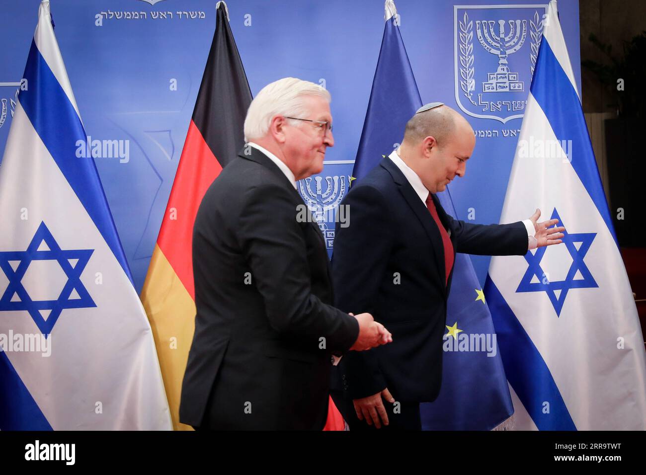 210701 -- JERUSALEM, 1. Juli 2021 -- der israelische Premierminister Naftali Bennett R trifft sich am 1. Juli 2021 in Jerusalem mit dem deutschen Präsidenten Frank-Walter Steinmeier. Bennett sagte am Donnerstag, dass Israel entschlossen sei, den Iran während eines Treffens mit Steinmeier an nuklearen militärischen Fähigkeiten zu hindern. Via Xinhua MIDEAST-JERUSALEM-ISRAELISCHER Ministerpräsident-DEUTSCHER PRÄSIDENT-TREFFEN OlivierxFitoussi/JINI PUBLICATIONxNOTxINxCHN Stockfoto 210701 -- JERUSALEM, 1. Juli 2021 -- der israelische Premierminister Naftali Bennett R trifft sich am 1. Juli 2021 in Jerusalem mit dem deutschen Präsidenten Frank-Walter Steinmeier. Bennett sagte am Donnerstag, dass Israel entschlossen sei, den Iran während eines Treffens mit Steinmeier an nuklearen militärischen Fähigkeiten zu hindern. Via Xinhua MIDEAST-JERUSALEM-ISRAELISCHER Ministerpräsident-DEUTSCHER PRÄSIDENT-TREFFEN OlivierxFitoussi/JINI PUBLICATIONxNOTxINxCHN Stockfoto