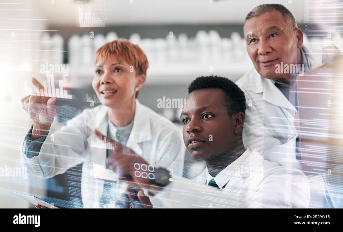 Wissenschaftler, Team und digitales Overlay für Laborforschung, Datenanalyse oder Gesundheitsinformationen in futuristischer Technologie. Medizinisches Personal Stockfoto