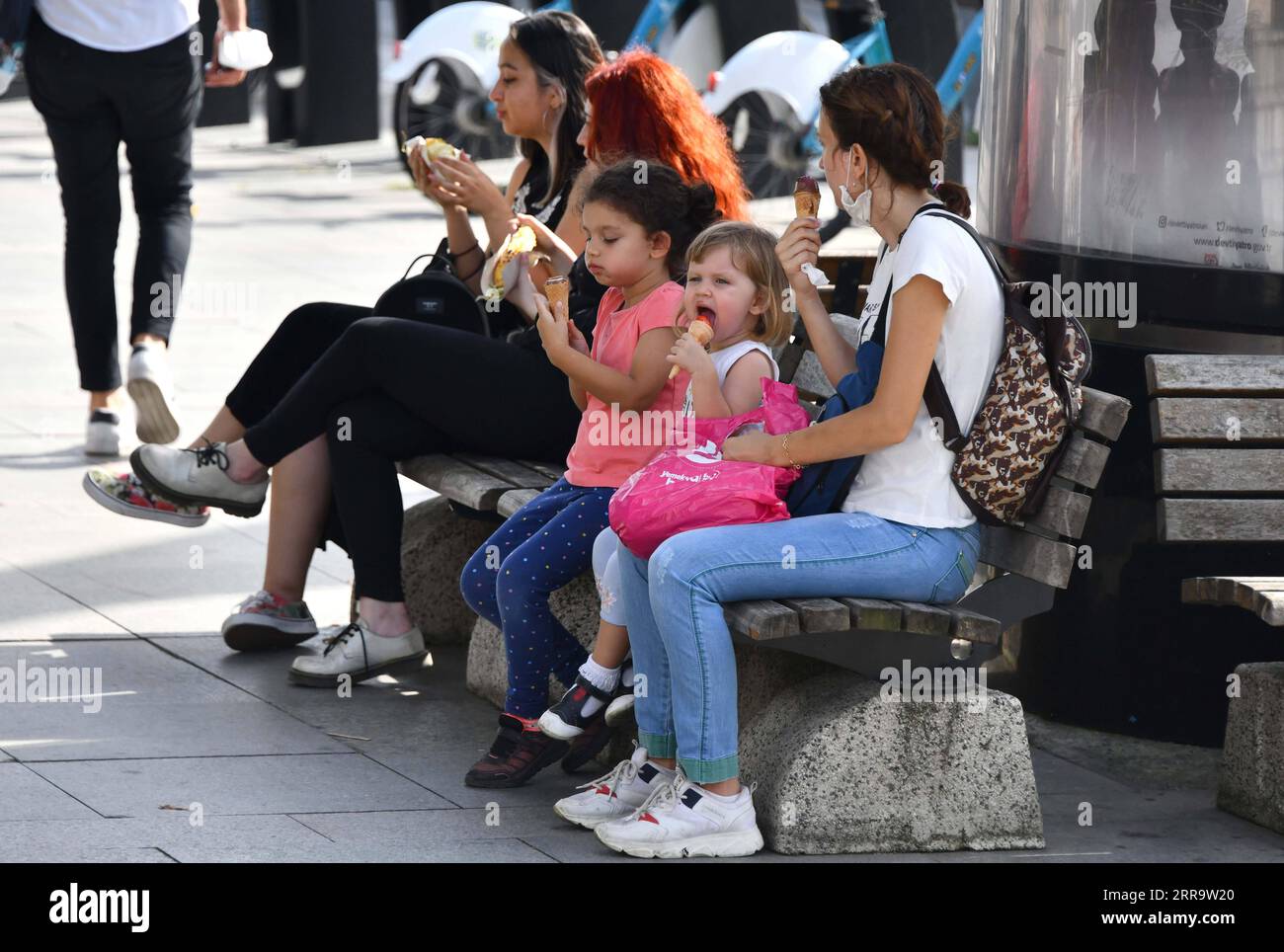 210702 -- ISTANBUL, 2. Juli 2021 -- die Menschen ruhen sich in einem Park in Istanbul, Türkei, 1. Juli 2021 aus. Die Türkei hat am Donnerstag die meisten ihrer COVID-19-Beschränkungen für Unternehmen und Veranstaltungen aufgehoben und die nächtlichen und sonntäglichen Ausweichfristen aufgehoben, nachdem die Zahl der täglichen Infektionen kontinuierlich um 5.000 Fälle anhält. TÜRKEI-ISTANBUL-RESTRICTIONS-EASE XuxSuhui PUBLICATIONxNOTxINxCHN Stockfoto