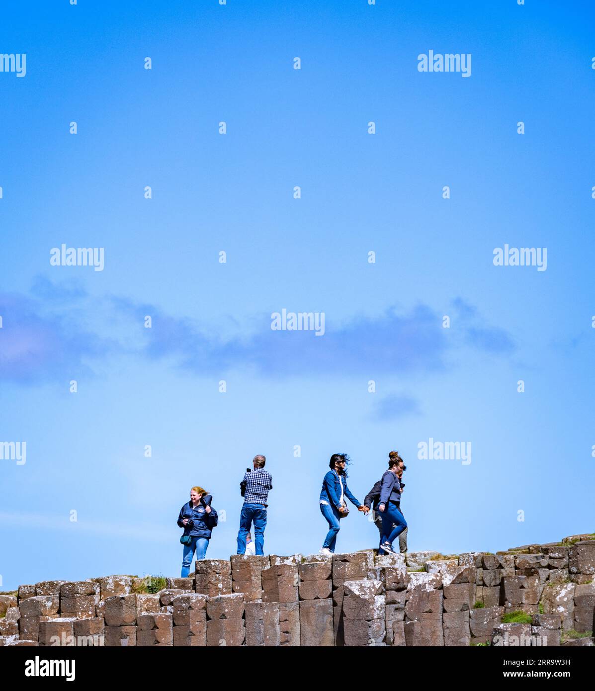 Touristen am Giant's Causeway, County Antrim, Nordirland Stockfoto