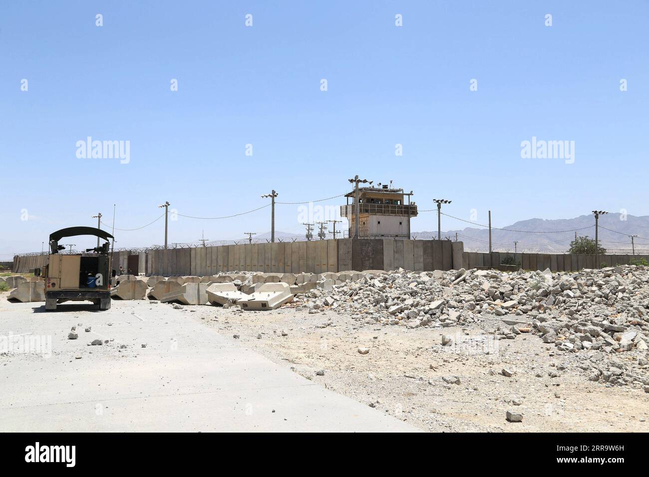 210702 -- PARWAN, 2. Juli 2021 -- Foto vom 2. Juli 2021 zeigt den Bagram Airfield nach der Evakuierung aller US- und NATO-Truppen in der Provinz Parwan im Osten Afghanistans. Alle US- und NATO-Streitkräfte in Afghanistan haben den Flugplatz Bagram in der Nähe der afghanischen Hauptstadt Kabul evakuiert und die größte Koalitionsbasis an die afghanischen Regierungstruppen übergeben, wie ein Sprecher des afghanischen Verteidigungsministeriums am Freitag bestätigte. Foto von /Xinhua AFGHANISTAN-PARWAN-BAGRAM AIRFIELD-U.S. UND die NATO-TRUPPEN EVAKUIEREN SayedxMominzadah PUBLICATIONxNOTxINxCHN Stockfoto