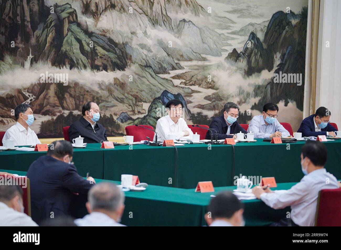 210702 -- PEKING, 2. Juli 2021 -- Wang Huning, Mitglied des Ständigen Ausschusses des Politischen Büros des Zentralkomitees der Kommunistischen Partei Chinas und Mitglied des Sekretariats des Zentralkomitees der Kommunistischen Partei Chinas, Teilnahme an einem hochrangigen theoretischen Seminar anlässlich des 100. Jahrestages der Gründung der KPC in Peking, der Hauptstadt Chinas, am 2. Juli 2021. Das zweitägige Seminar endete hier am Freitag. Es wurde gemeinsam von der Öffentlichkeitsabteilung des Zentralkomitees der KPCh, der Organisationsabteilung des Zentralkomitees der KPCh und der Parteischule des Zentralkomitees der KPCh Nationa gehalten Stockfoto 210702 -- PEKING, 2. Juli 2021 -- Wang Huning, Mitglied des Ständigen Ausschusses des Politischen Büros des Zentralkomitees der Kommunistischen Partei Chinas und Mitglied des Sekretariats des Zentralkomitees der Kommunistischen Partei Chinas, Teilnahme an einem hochrangigen theoretischen Seminar anlässlich des 100. Jahrestages der Gründung der KPC in Peking, der Hauptstadt Chinas, am 2. Juli 2021. Das zweitägige Seminar endete hier am Freitag. Es wurde gemeinsam von der Öffentlichkeitsabteilung des Zentralkomitees der KPCh, der Organisationsabteilung des Zentralkomitees der KPCh und der Parteischule des Zentralkomitees der KPCh Nationa gehalten Stockfoto