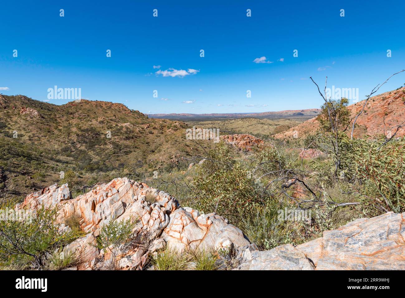 Ein Blick von einem der Gipfel über Standley Chasm oder Angkerle Atwatye, mit Blick nach Osten in Richtung Alice Springs (Mparntwe) im Northern Territory Stockfoto