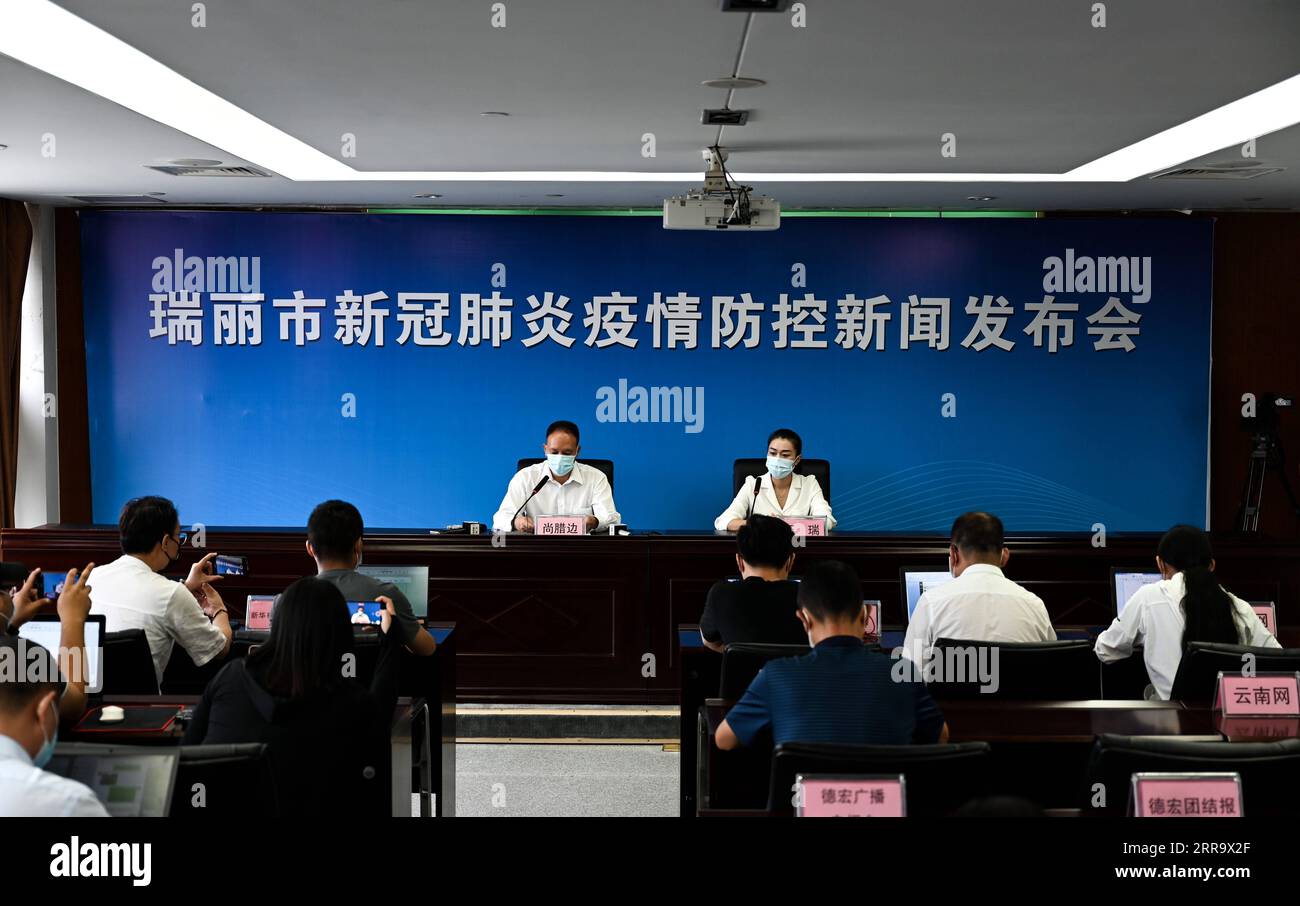 210705 -- RUILI, 5. Juli 2021 -- Foto zeigt die Pressekonferenz zur COVID-19-Prävention und -Kontrolle in Ruili City, Südwestchinas Provinz Yunnan, 5. Juli 2021. Ruili City verhängte am Montag Einreise- und Ausreisebeschränkungen nach dem Auftreten neuer COVID-19-Fälle. Die Stadt meldete am Sonntag drei neue lokal übertragene bestätigte COVID-19-Fälle. Die Behörden haben die Menschen gebeten, die Stadt nicht zu betreten oder zu verlassen, es sei denn, dies ist notwendig. CHINA-YUNNAN-RUILI-PRESS-KONFERENZ-COVID-19 CN WANGXGUANSEN PUBLICATIONXNOTXINXCHN Stockfoto