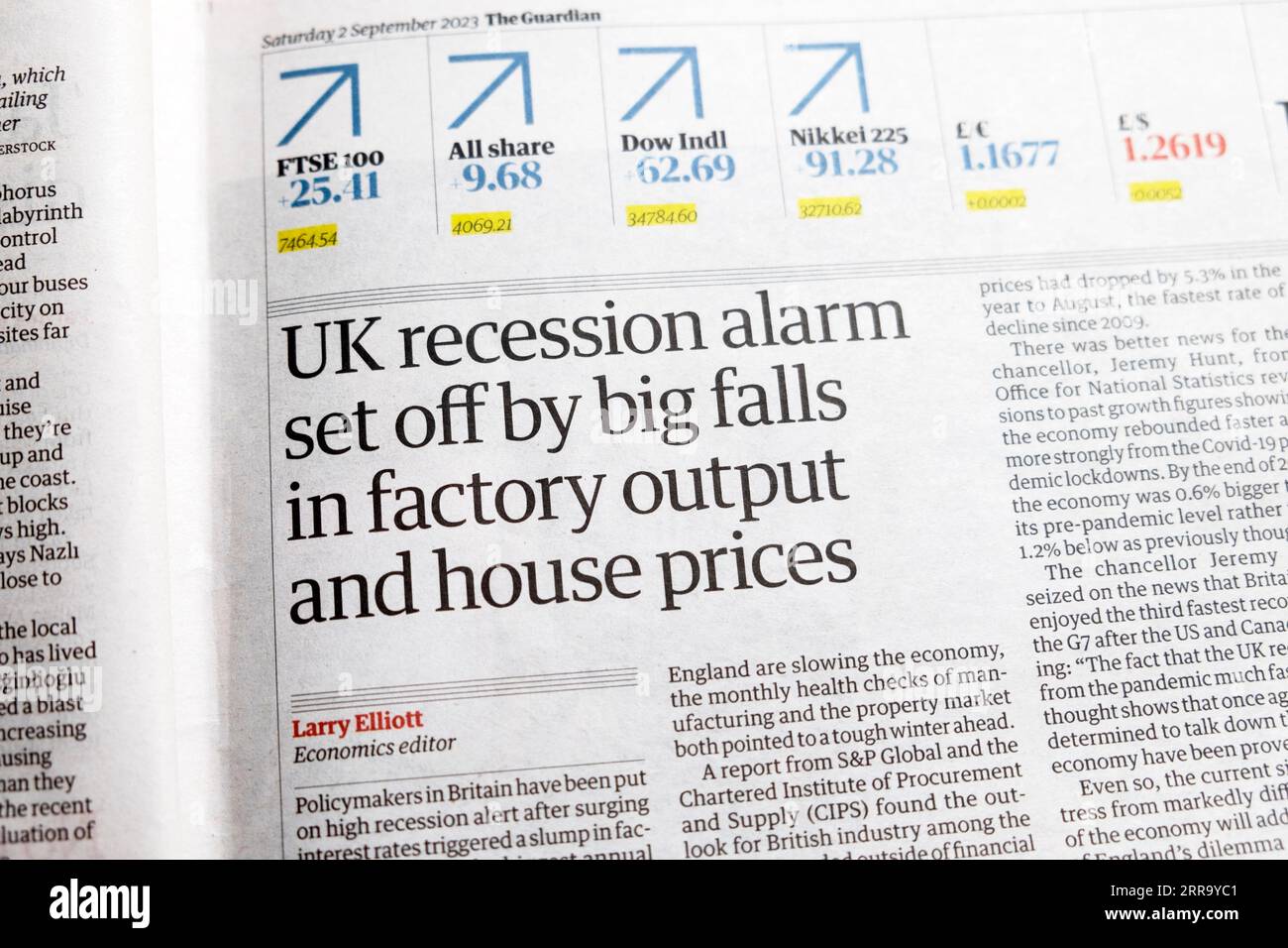 „Britischer Rezessionsalarm ausgelöst durch große Einbrüche bei der Fabrikproduktion und den Hauspreisen“, Schlagzeile der Zeitung Guardian britisches Wirtschaftsgeschäft am 2. September 2023 in Großbritannien Stockfoto