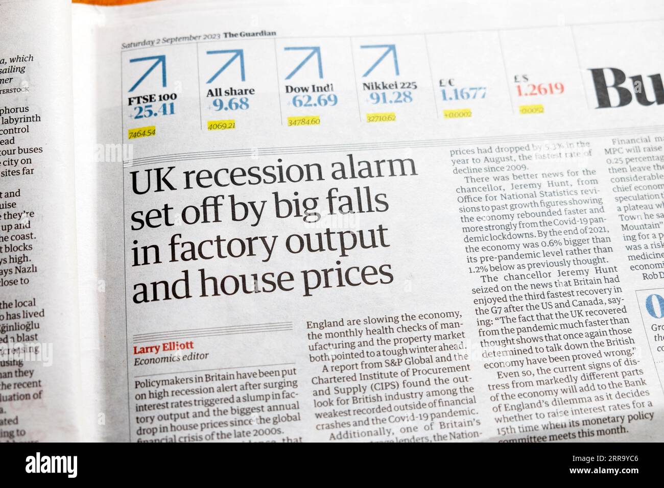 „Britischer Rezessionsalarm ausgelöst durch große Einbrüche bei der Fabrikproduktion und den Hauspreisen“, Schlagzeile der Zeitung Guardian britisches Wirtschaftsgeschäft am 2. September 2023 in Großbritannien Stockfoto