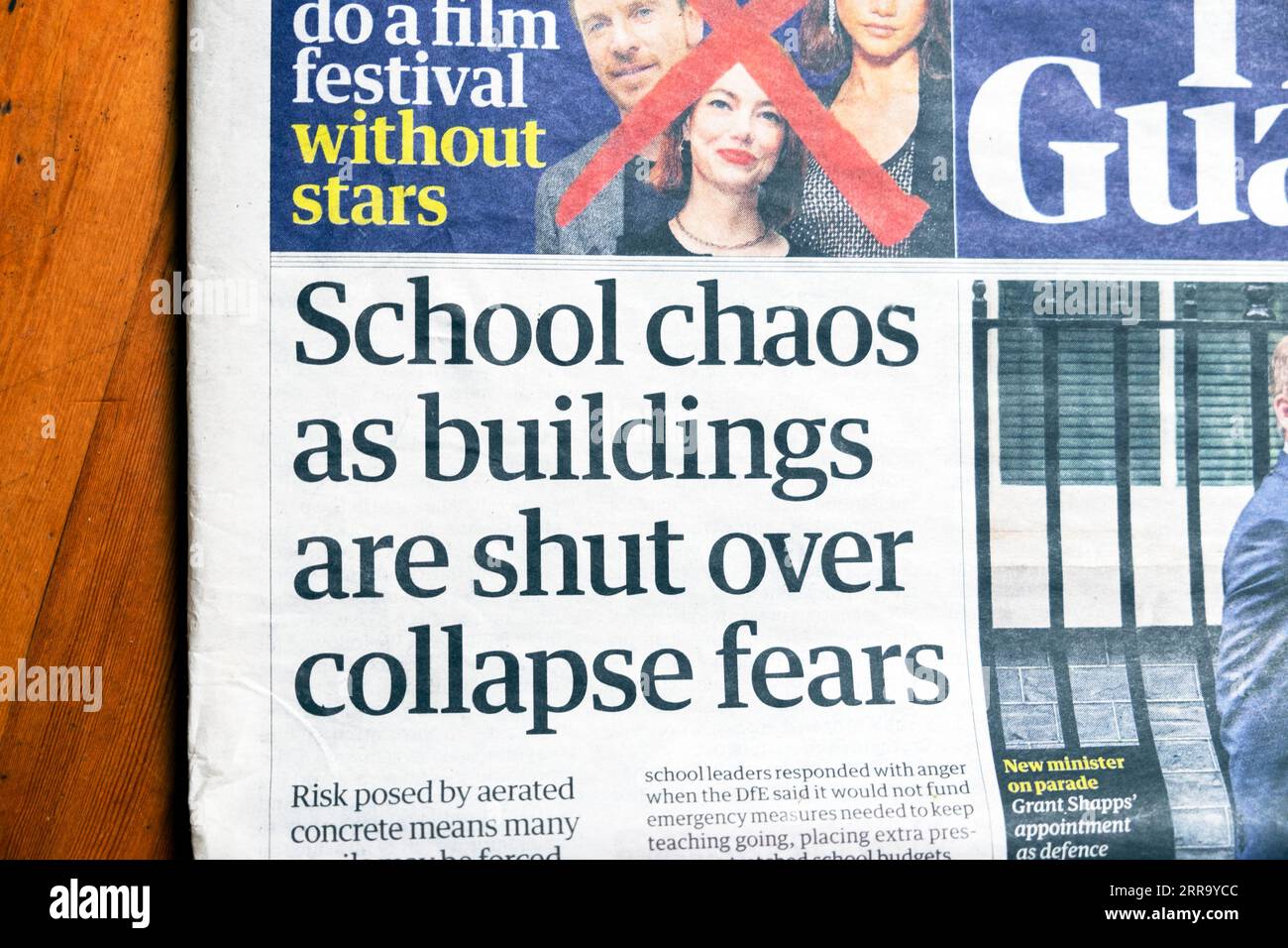 "Schulchaos, da Gebäude über den Zusammenbruch der Angst geschlossen werden" Guardian-Zeitung Schlagzeile Bildung Schulen artikel 1 September 2023 Großbritannien Stockfoto
