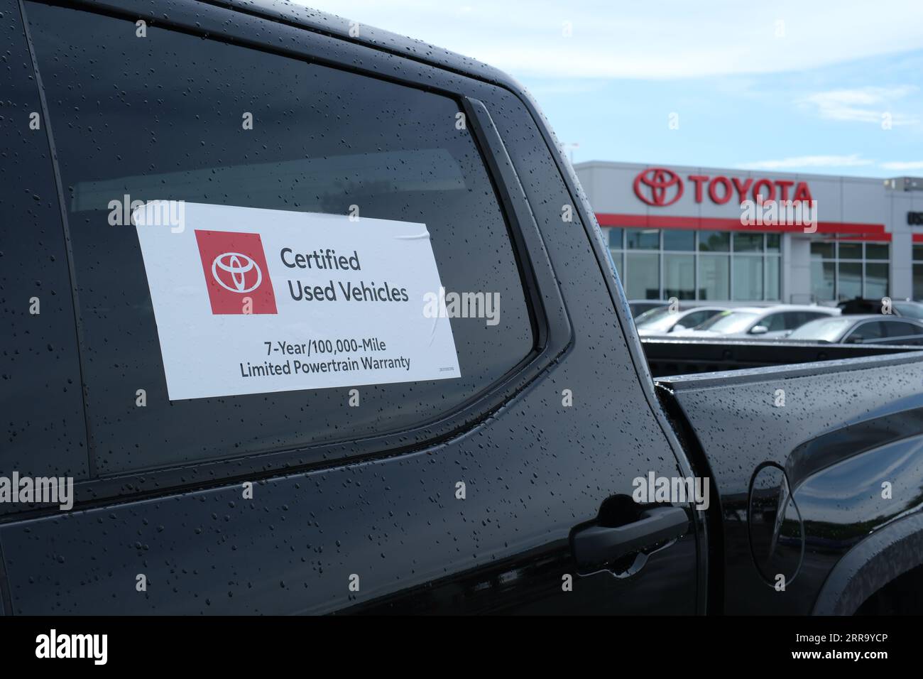 Schild für zertifizierte Gebrauchtfahrzeuge auf einem Toyota Pickup-Lkw in einem Toyota-Händlerbetrieb Stockfoto