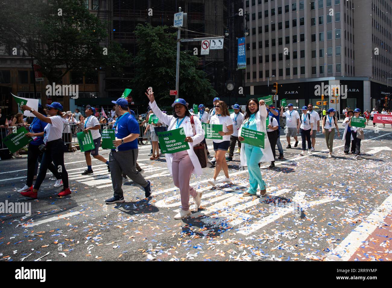 210708 -- NEW YORK, 8. Juli 2021 -- Menschen nehmen an einer Ticker Tape Parade in New York, USA, 7. Juli 2021 Teil. Hunderte von wichtigen Arbeitern aus New York City nahmen am Mittwoch an einer Ticker-Tape-Parade Teil, die die Erholung von der COVID-19-Pandemie markierte. Die Parade soll Krankenhauspersonal, Ersthelfern, Bildungs- und Kinderbetreuungseinrichtungen, Transportmitarbeitern, Lebensmittellieferanten, Kommunikations- und Lieferern und anderen wichtigen Mitarbeitern, die während der Pandemie im Dienst bleiben mussten, gedenken. Foto von /Xinhua U.S.-NEW YORK-TICKER TAPE PARADE Michae Stockfoto