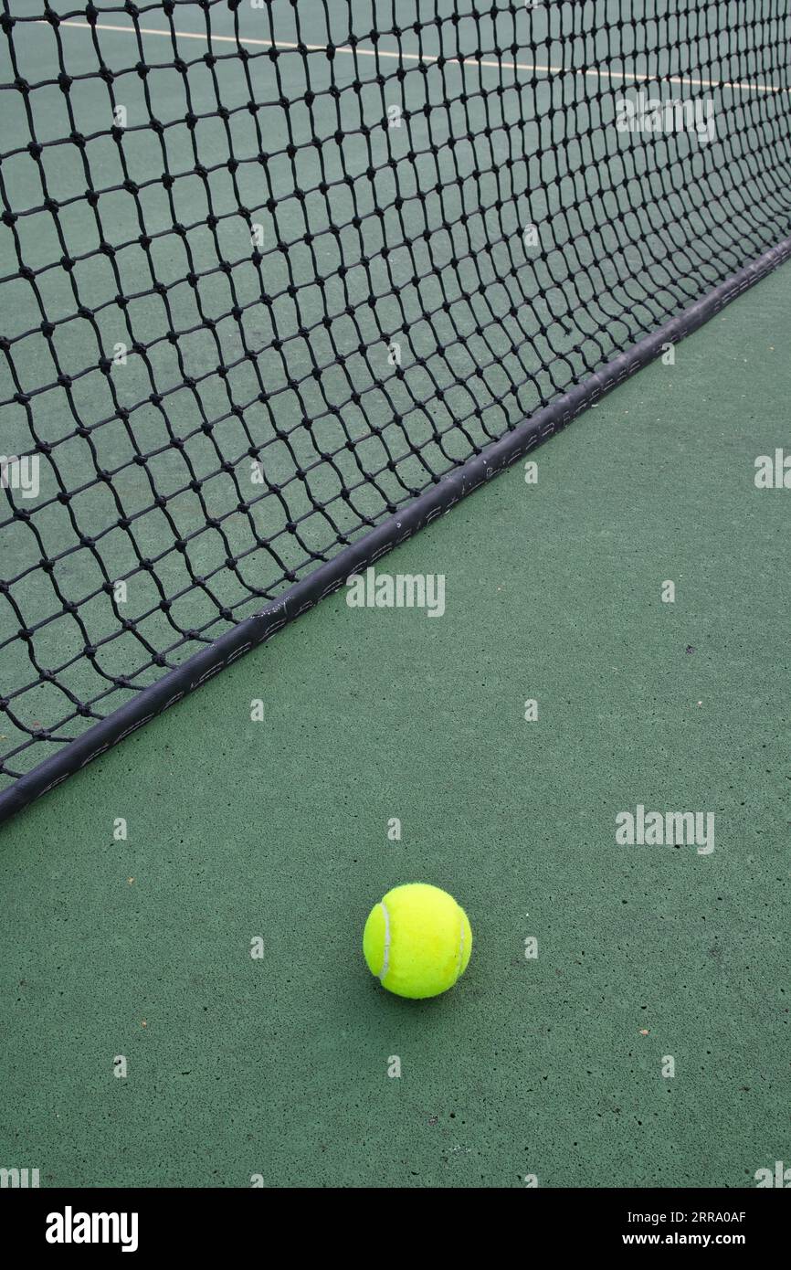 Tennisball auf dem Platz Stockfoto