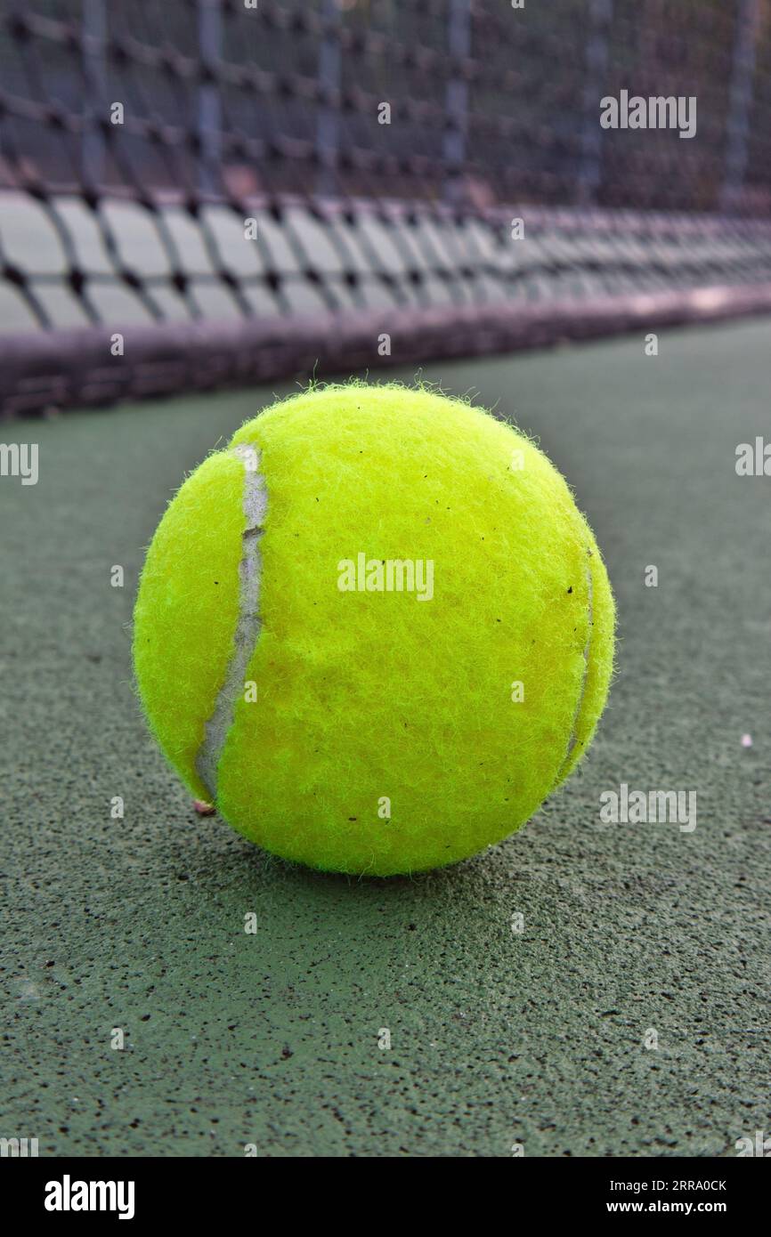 Tennisball auf dem Platz Stockfoto