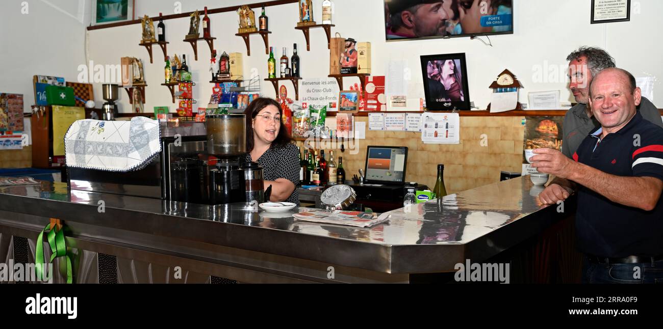 Lokale ländliche portugiesische Bar mit lokalen Kunden, Portugal, Stockfoto