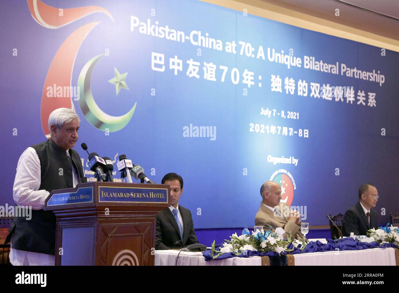 210709 -- ISLAMABAD, 9. Juli 2021 -- Pakistans Bundesminister für nationale Ernährungssicherheit und Forschung Syed Fakhar Imam 1st L spricht am 8. Juli 2021 über die Abschlusssitzung eines Seminars in Islamabad, der Hauptstadt Pakistans. Am Donnerstag wurde hier ein zweitägiges Seminar zum 70. Jahrestag der Aufnahme diplomatischer Beziehungen zwischen China und Pakistan vom pakistanischen Think-Tank Pakistan-China Institute abgehalten. PAKISTAN-CHINA-70. JAHRESTAG-DIPLOMATISCHE BEZIEHUNGSKONFERENZ AHMADXKAMAL PUBLICATIONXNOTXINXCHN Stockfoto