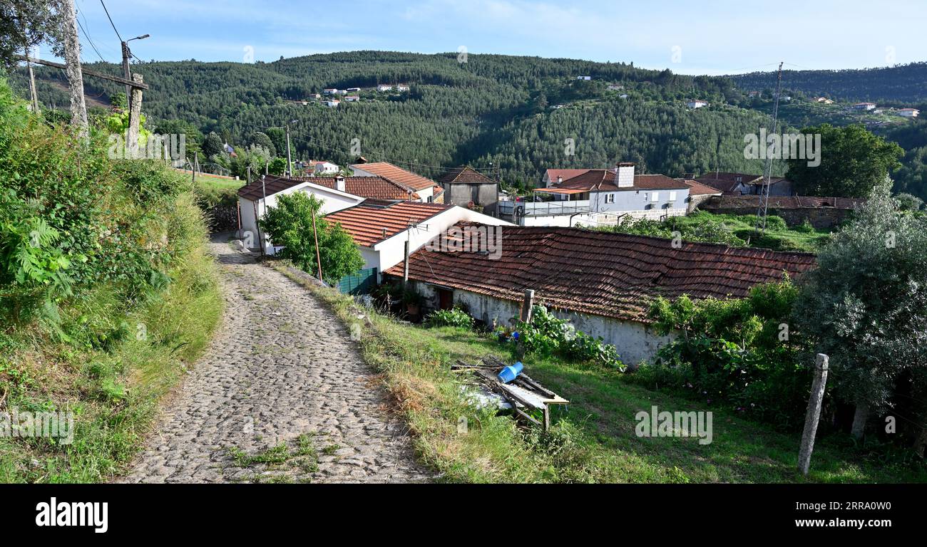 Portugiesische ländliche Berglandschaft mit kleinen Wegen und Häusern, Castelo de Paiva, Portugal Stockfoto