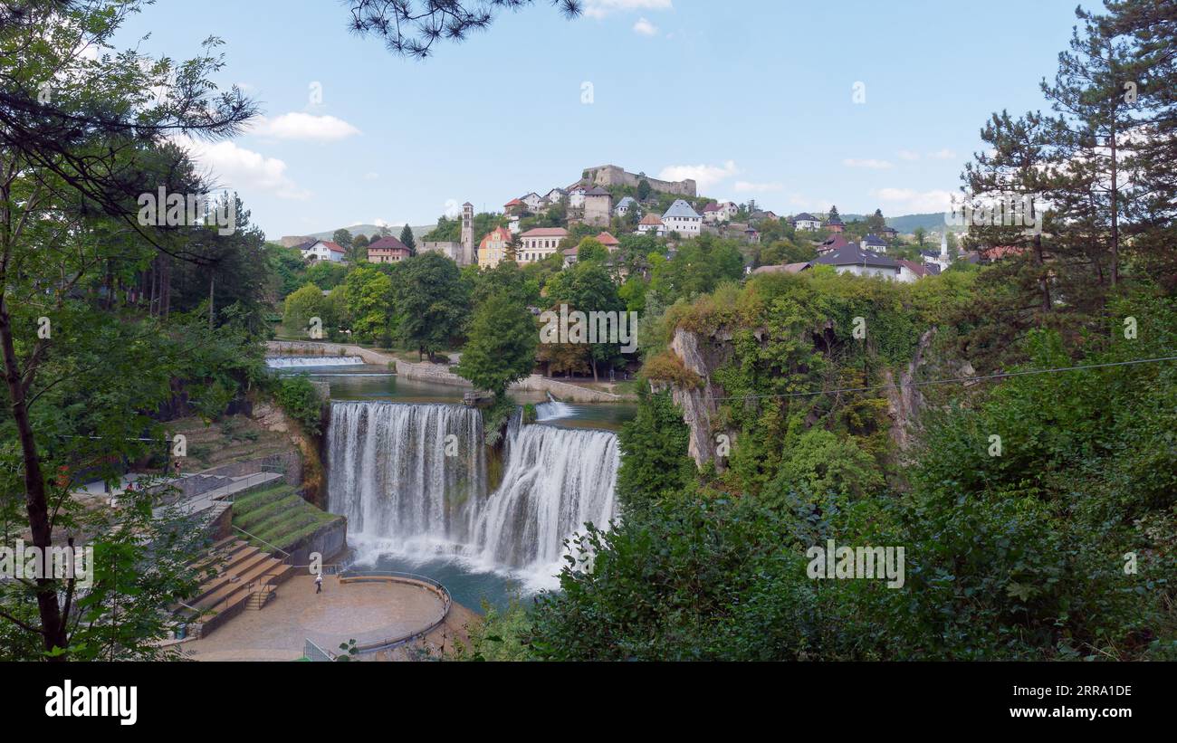 Stadt Jajce und ihr Wasserfall umgeben von der Natur, Bosnien und Herzegowina, 6. September 2023 Stockfoto