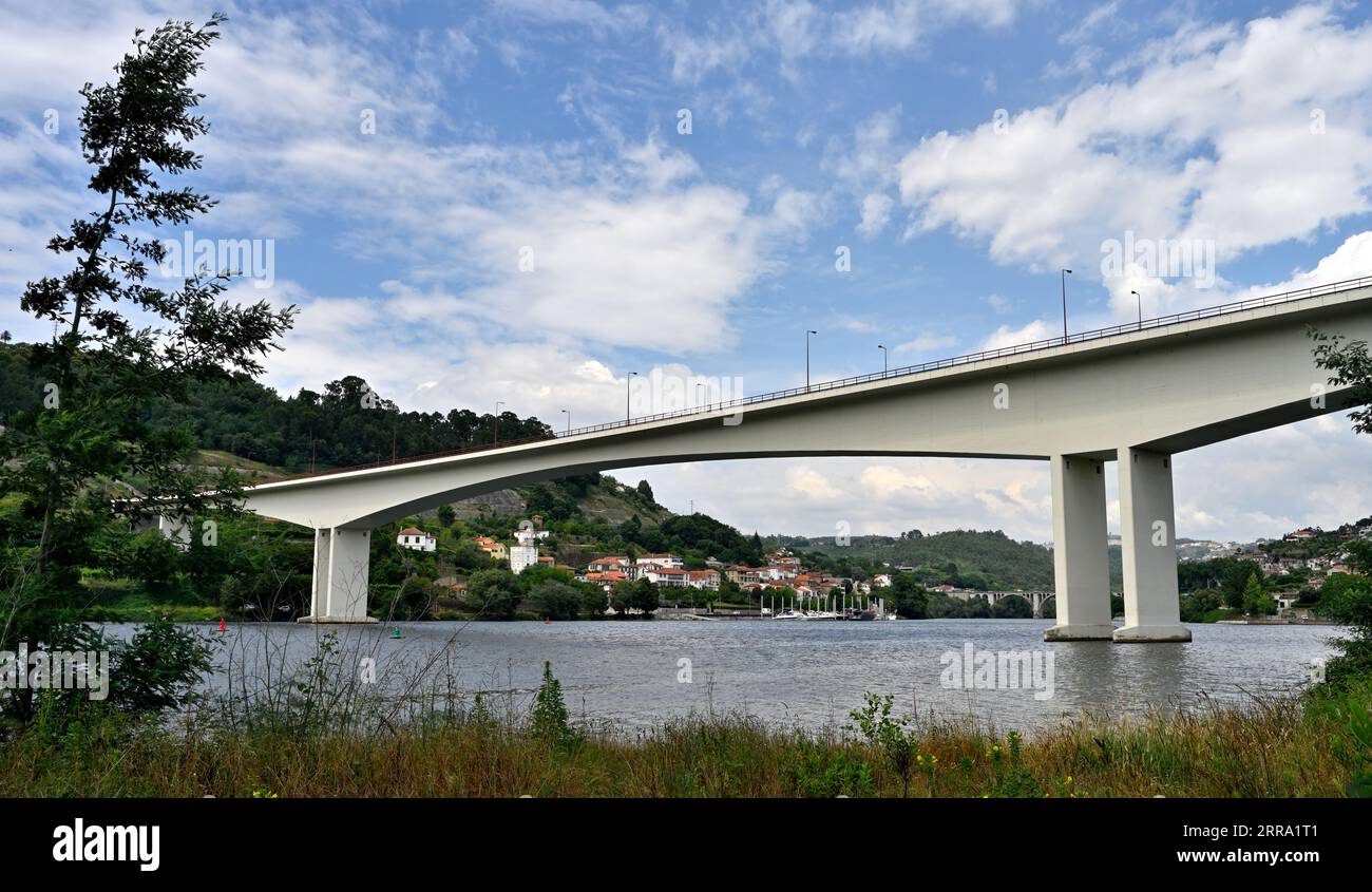 Straßenbrücke, Fluss, Fluss Douro, Portugal, Hintze Ribeiro-Brücke, Ponte Entre-os-Rios, Reise, Autobahn, Geschichte, Portugal, Europa, Stockfoto
