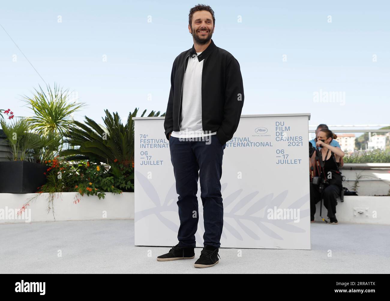 210711 -- CANNES, 11. Juli 2021 -- Schauspieler Pio Marmai posiert während des Fotocalls für den Film La Fraktur die Teilung bei der 74. Ausgabe der Filmfestspiele in Cannes, Südfrankreich, am 10. Juli 2021. FRANCE-CANNES-FILM FESTIVAL-PHOTOCALL-LA FRAKTUR XINHUA PUBLICATIONXNOTXINXCHN Stockfoto