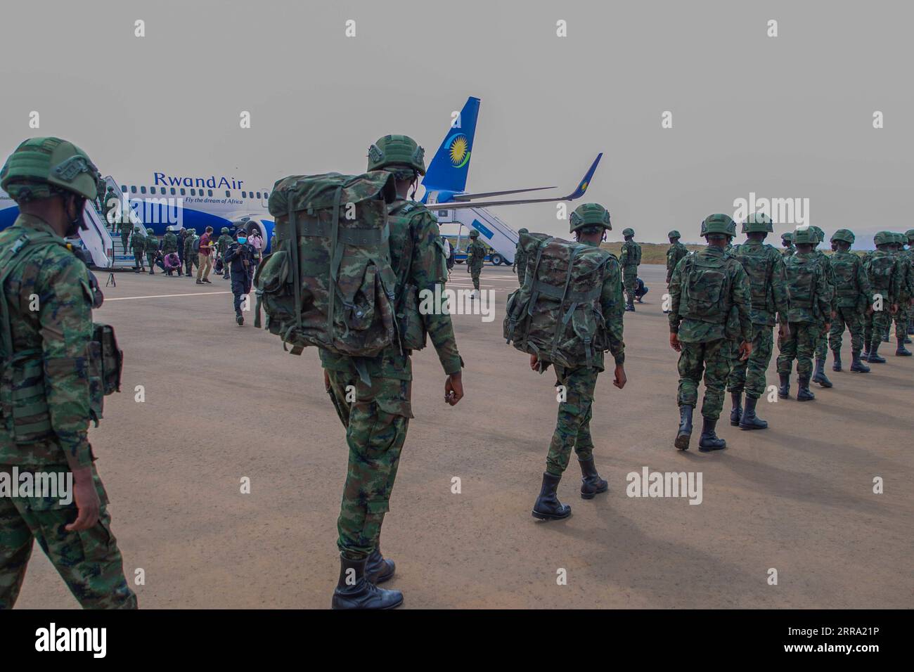210711 -- KIGALI, 11. Juli 2021 -- ruandische Armee und Polizei steigen in ein Flugzeug nach Mosambik in Kigali, Hauptstadt Ruandas, 10. Juli 2021. Die ruandische Regierung begann am Freitag mit der Entsendung einer 1000-köpfigen gemeinsamen Armee- und Polizeitruppe nach Mosambik, um die Bemühungen um die Wiederherstellung der staatlichen Autorität in der widerspenstigen Region zu unterstützen. Die Entsendung des Kontingents aus Mitgliedern der ruandischen Streitkräfte und der ruandischen Nationalpolizei nach Cabo Delgado, der gasreichen Provinz Mosambiks, die von bewaffneten Gruppen und Aufständischen mit Bezug zum Islamischen Staat bedroht ist, ist auf Anfrage möglich Stockfoto