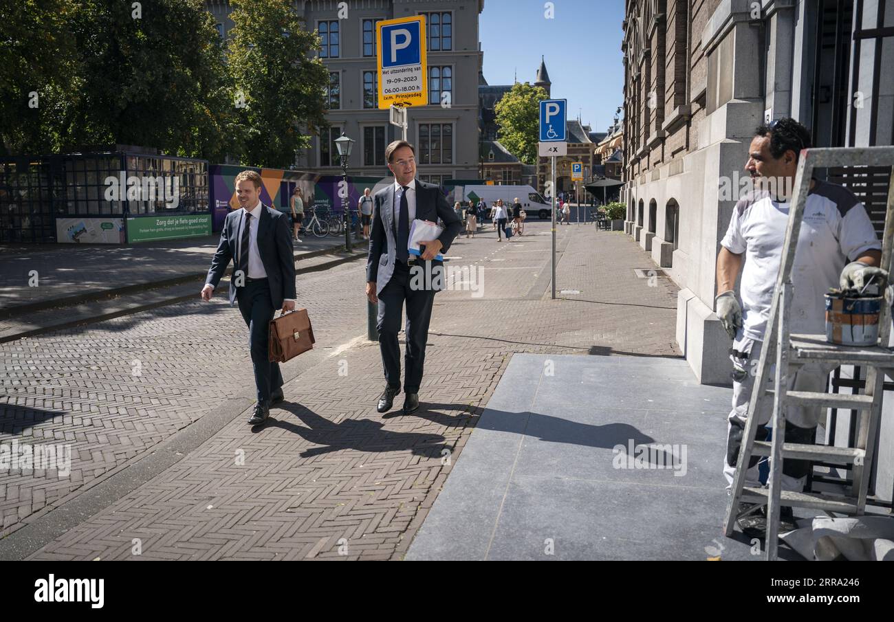 DEN HAAG - 07/09/2023, DEN HAAG - Mark Rutte, ehemaliger Staatssekretär für Soziales und Beschäftigung, auf dem Weg in die Untersuchungshalle lange Houtstraat in den Haag im Vorfeld der öffentlichen Anhörungen des parlamentarischen Untersuchungsausschusses, der die Betrugspolitik der Regierung untersucht. Die Untersuchung wurde nach dem Kindergeldskandal eingeleitet. ANP JEROEN JUMELET niederlande raus - belgien raus Stockfoto