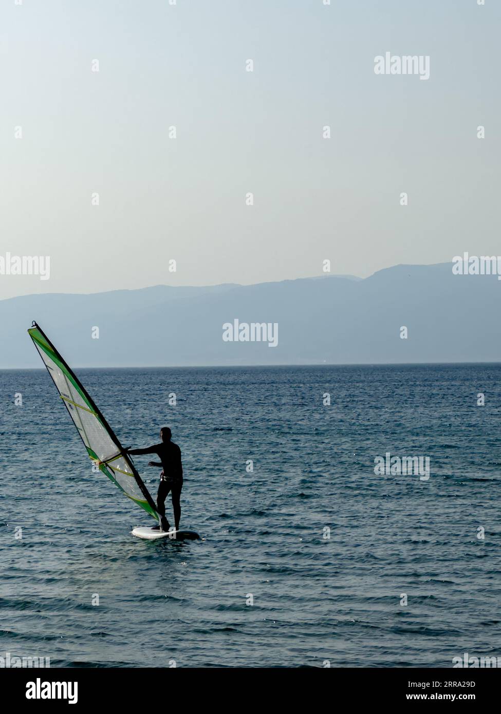 Freizeitwassersport. Windsurfen. Windsurfer Surfen Im Wind Auf Wellen In Ocean, Sea. Extreme Sport Action. Sommerspaß-Abenteuer. . Hohe Qualität Stockfoto