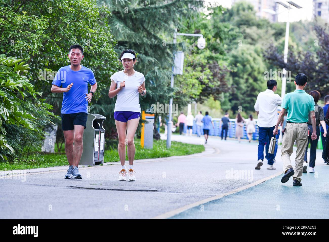 210712 -- GUIYANG, 12. Juli 2021 -- Bürger machen körperliche Bewegung im Guanshanhu Park in der Stadt Guiyang, südwestchinesische Provinz Guizhou, 7. Juli 2021. CHINA-GUIZHOU-GUIYANG-PARKS CN YangxWenbin PUBLICATIONxNOTxINxCHN Stockfoto