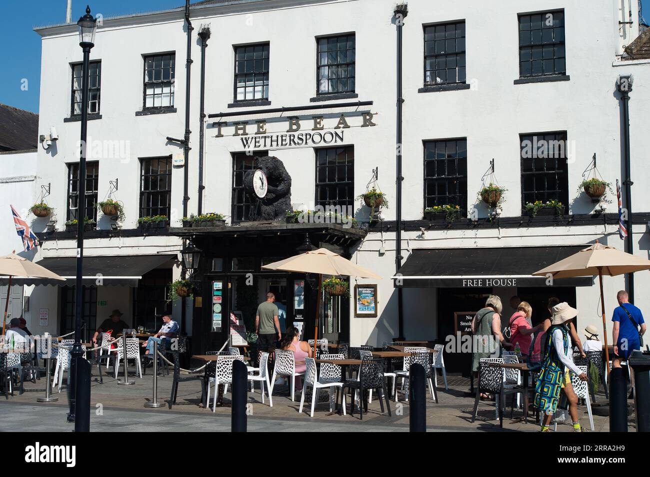 Maidenhead, Berkshire, Großbritannien. September 2023. Das Bear Wetherspoon Pub in Maidenhead, Berkshire. Die Kneipenkette Wetherspoon soll ihre Preise nur am 14. September für einen Tag senken, an dem sie nun ihren Tag der Steuergerechtigkeit erreicht haben. Mit einer Senkung um 7,5 % soll die Bedeutung einer dauerhaften MwSt-Ermäßigung für das Gastgewerbe hervorgehoben werden. Quelle: Maureen McLean/Alamy Live News Stockfoto