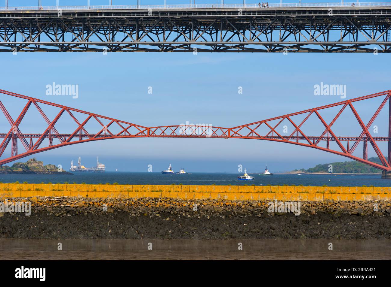 Über die Forth Road Bridge und die Forth Bridge über die Firth of Forth-Mündung in Schottland, Großbritannien. Stockfoto