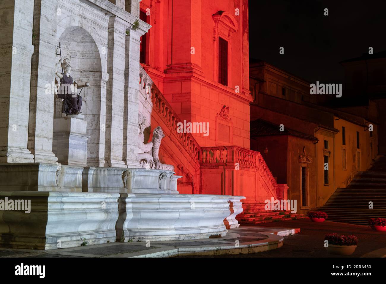 Brunnen der Göttin Roma (DEA Roma) vor dem Senatorenpalast (Palazzo Senatorio) an der Piazza del Campidoglio in Rom, Italien. Stockfoto