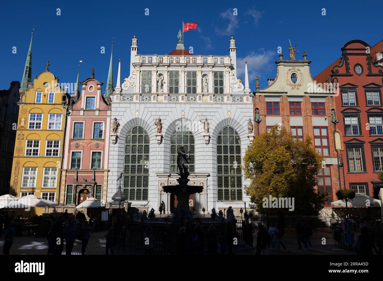 Die Altstadt von Gdańsk in Polen. Artus Court (Dwór Artusa), Neptunbrunnen und historische Mietshäuser mit Giebeln am Long Market (Długi Targ). Stockfoto