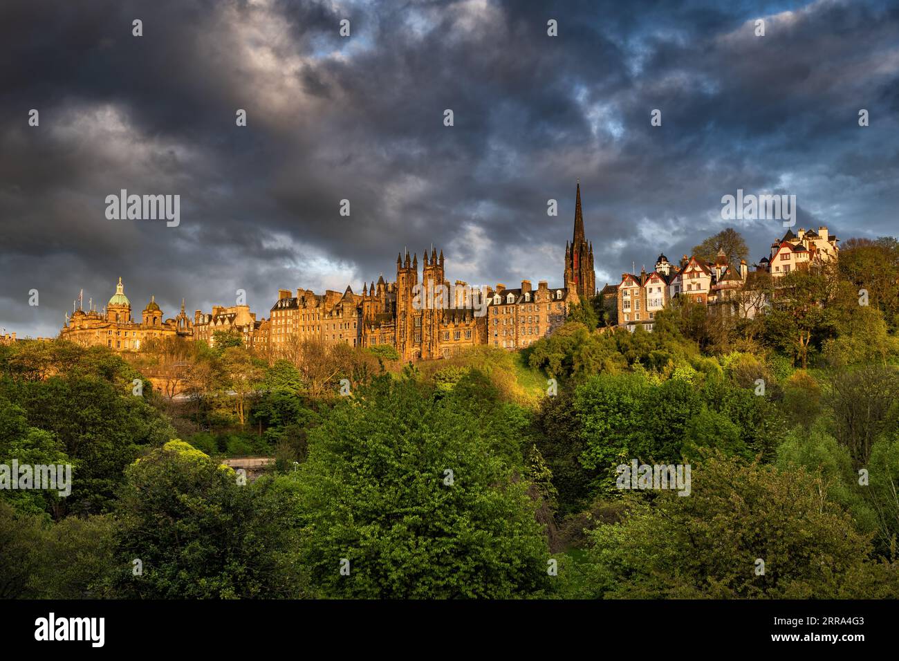 Stadt Edinburgh bei Sonnenuntergang in Schottland, Großbritannien. Skyline der Altstadt im Sonnenlicht mit aufziehenden Sturmwolken über dem historischen Zentrum der schottischen Hauptstadt. V Stockfoto