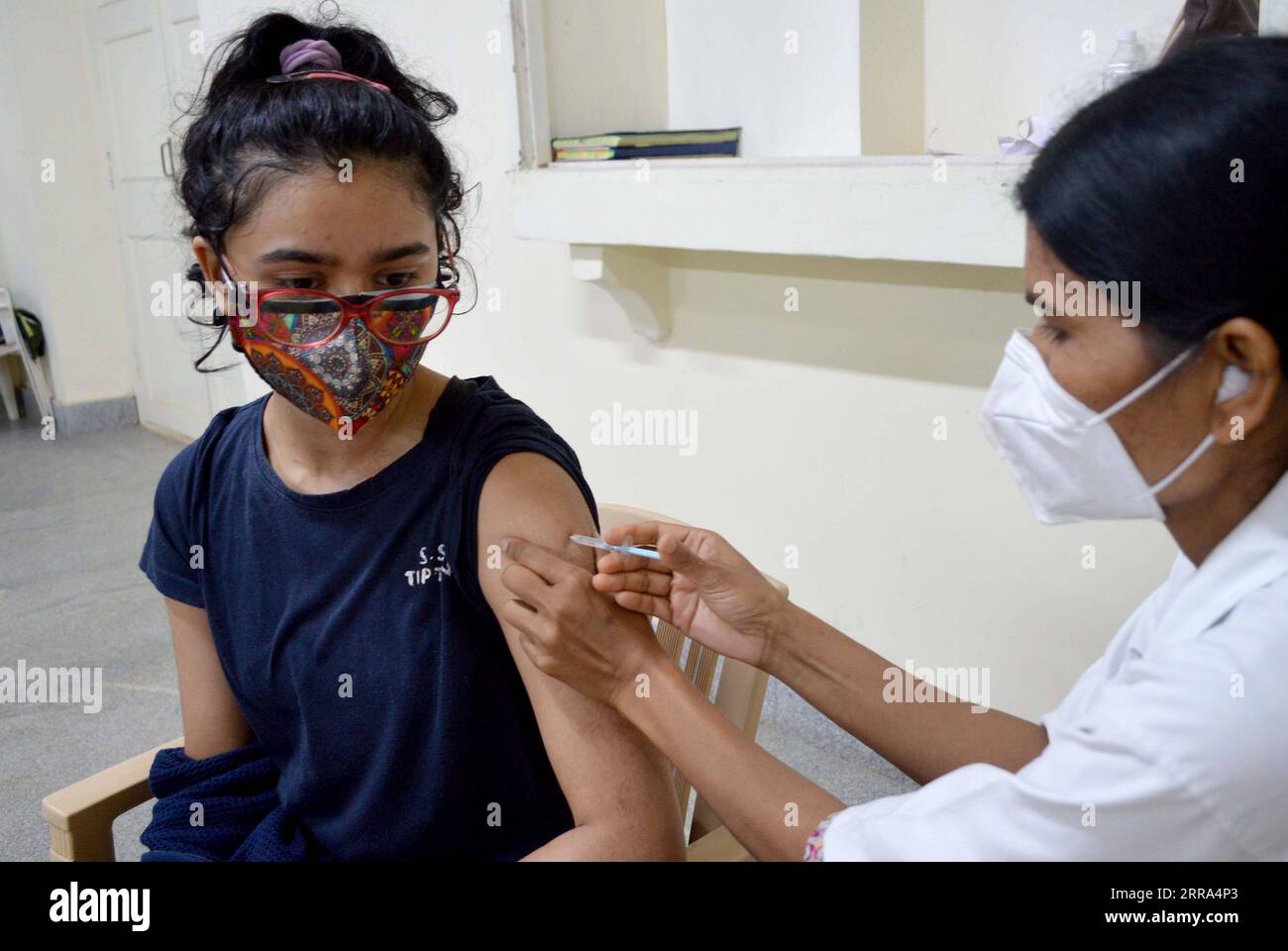 210715 -- BANGALORE, 15. Juli 2021 -- Ein Gesundheitspersonal geimpft die zweite Dosis Covishield-Impfstoff am 15. Juli 2021 auf dem Gelände eines Colleges in Bangalore, Indien. STR/Xinhua INDIA-BANGALORE-COVID-19-VACCINATION Stringer PUBLICATIONxNOTxINxCHN Stockfoto