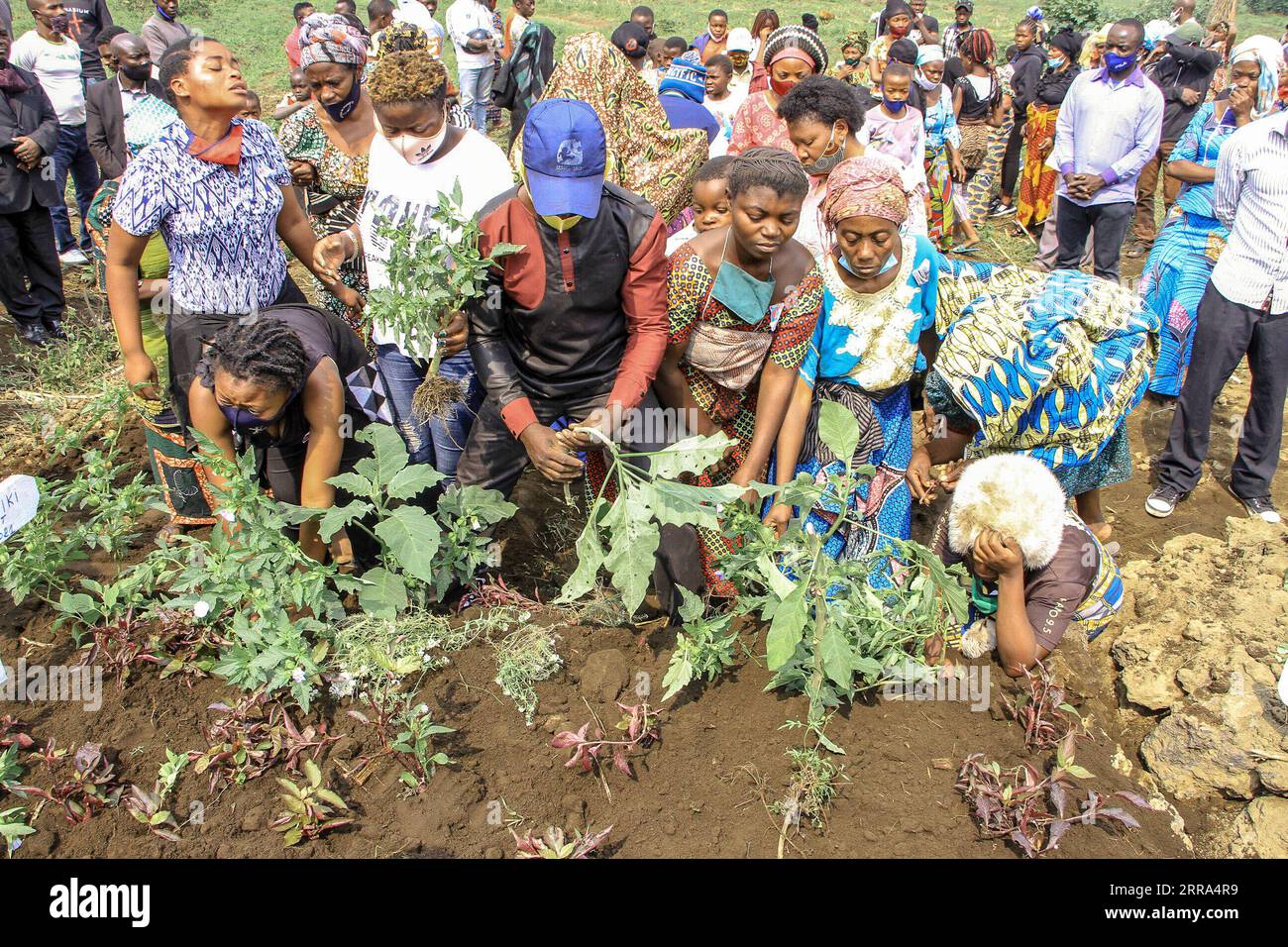 210715 -- GOMA DRC, 15. Juli 2021 -- Menschen nehmen am 15. Juli 2021 an einer Beerdigung von verstorbenen COVID-19-Patienten auf einem Friedhof in Goma, der Hauptstadt der Provinz Nord-Kivu, im Nordosten der Demokratischen Republik Kongo, Teil. Die Zahl der bestätigten COVID-19-Fälle in der Demokratischen Republik Kongo stieg am Mittwoch auf 45.210 an, während die Zahl der Todesfälle auf 984 stieg. Foto von /Xinhua DR CONGO-GOMA-COVID-19-FUNERAL Zanem PUBLICATIONxNOTxINxCHN Stockfoto