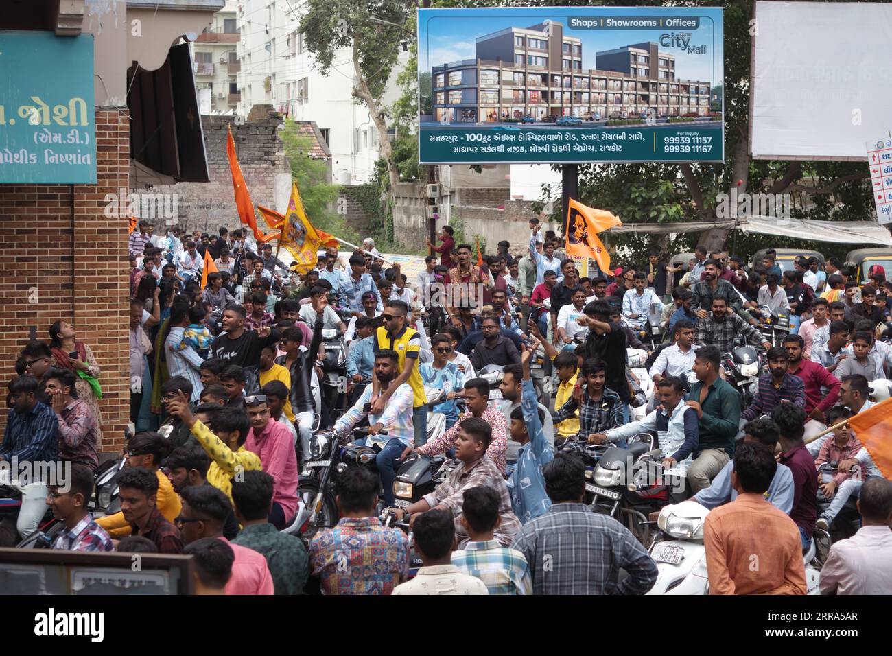Rajkot, Indien. September 2023. Riesige Menschenmenge mit Radfahrern in der Prozession von rath Yatra im Harihar chowk rajkot. Quelle: Nasirchan/Alamy Live News Stockfoto Rajkot, Indien. September 2023. Riesige Menschenmenge mit Radfahrern in der Prozession von rath Yatra im Harihar chowk rajkot. Quelle: Nasirchan/Alamy Live News Stockfoto