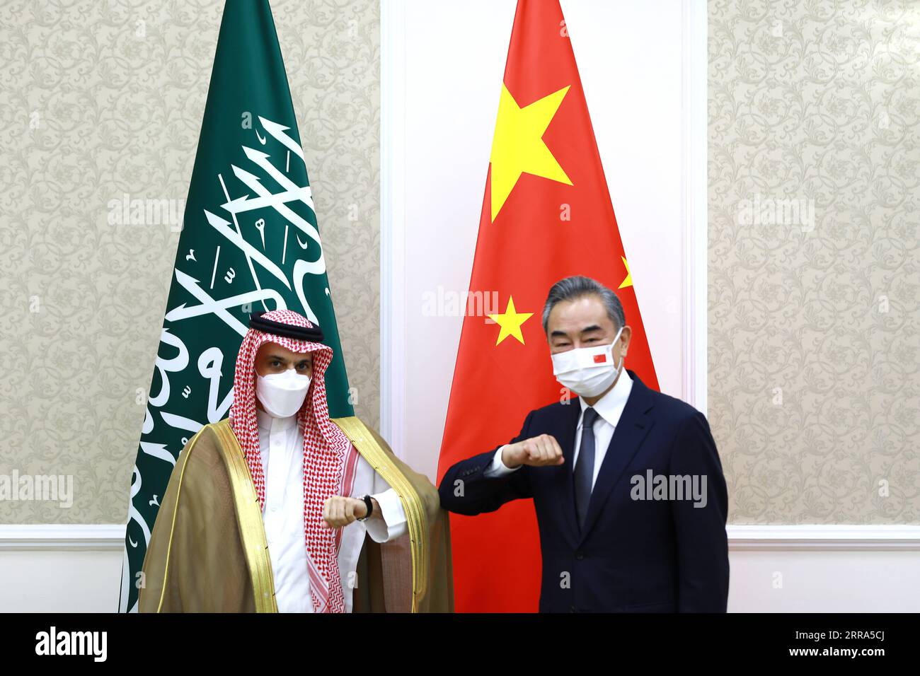 210716 -- TASCHKENT, 16. Juli 2021 -- der chinesische Staatsrat und Außenminister Wang Yi R trifft am 15. Juli 2021 in TASCHKENT, Usbekistan, mit dem saudischen Außenminister Prinz Faisal bin Farhan Al Saud zusammen. USBEKISTAN-TASCHKENT-SAUDI ARABIEN-FM-CHINA-WANG YI-MEETING CAIXGUODONG PUBLICATIONXNOTXINXCHN Stockfoto