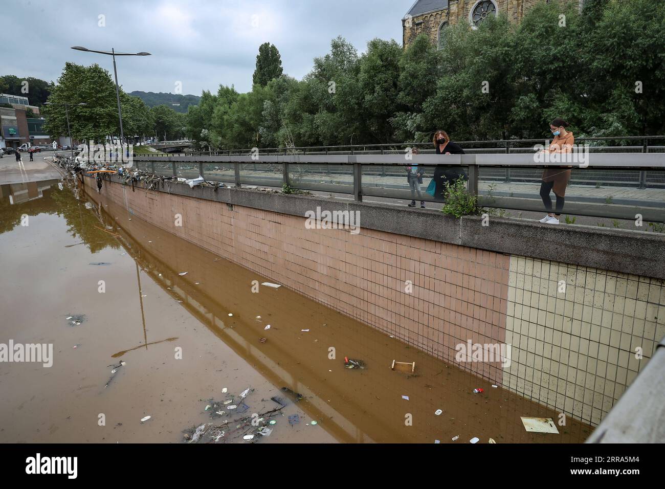 210716 -- VERVIERS BELGIEN, 16. Juli 2021 -- Menschen schauen sich einen überfluteten Tunnel in Verviers, Belgien, am 16. Juli 2021 an. Belgien hat den 20. Juli zu einem nationalen Tag der Trauer über die Opfer des Unwetters der letzten Tage erklärt. 21 Menschen starben und 18 wurden am Freitag nach Sturzfluten vermisst, bei denen Flüsse ihre Ufer im Süden und Osten des Landes platzen sahen. BELGIEN-VERVIERS-FLOOD-AFTERMATH ZhangxCheng PUBLICATIONxNOTxINxCHN Stockfoto